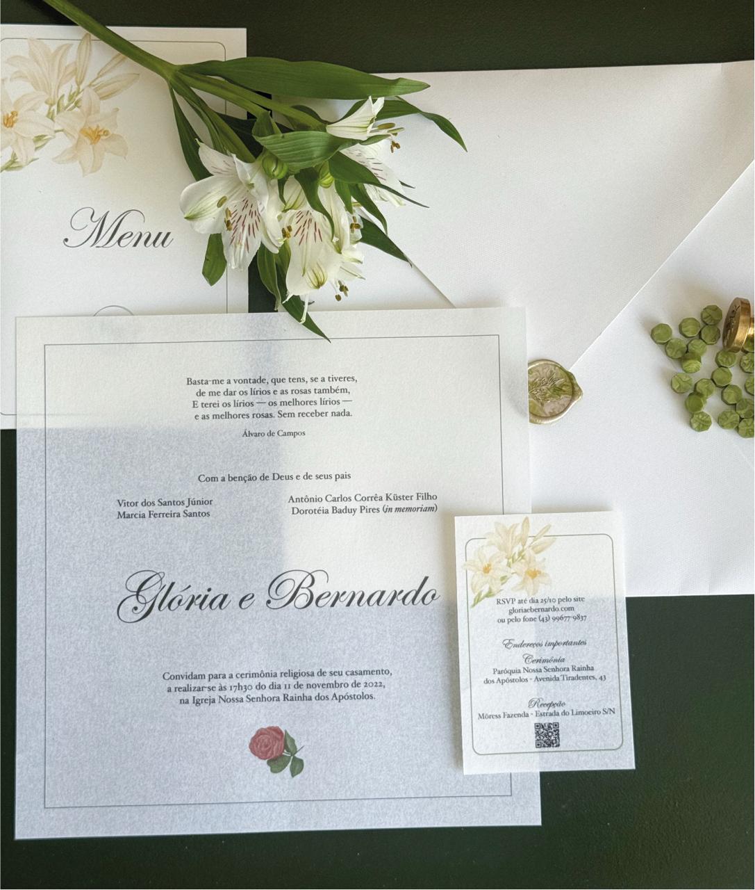 Menu e papelaria de casamento com flores brancas